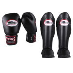 Zijaanzicht van zwarte Twins scheenbeschermer met wit en rood logo, ontworpen voor kickboksen.