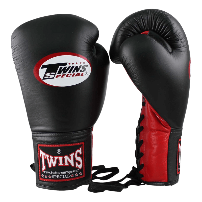 Voorzijde van zwarte Twins bokshandschoenen BGLL 1 met rood-witte logo-opdruk op de klittenbandsluiting en rode veters aan de zijkant.