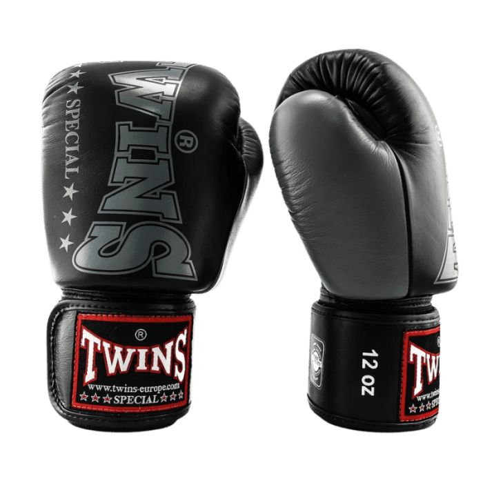 Paar zwarte Twins bokshandschoenen BGVL 8 met een groot wit Twins Special-logo op de rug en rode accenten aan de onderkant van de polsband.