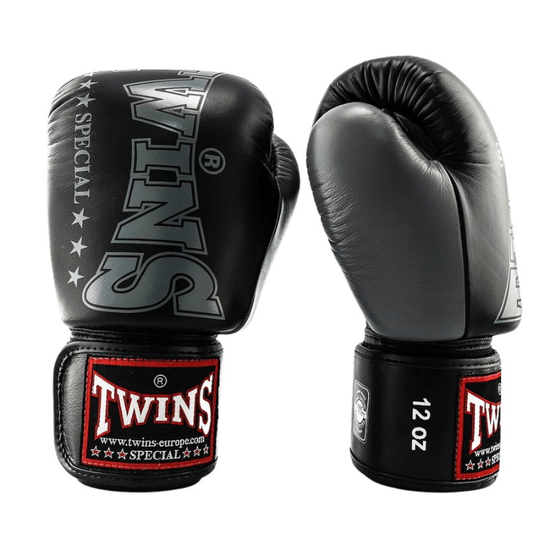 Paar zwarte Twins bokshandschoenen BGVL 8 met een groot wit Twins Special-logo op de rug en rode accenten aan de onderkant van de polsband.