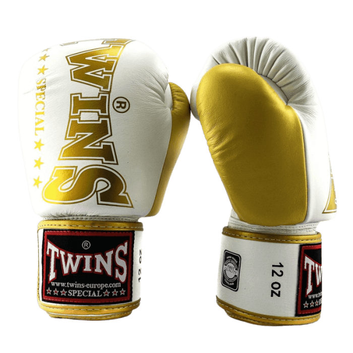 Paar witte Twins bokshandschoenen BGVL 8 met gouden TWINS logo op de rug en geel-gouden palm en polsband.