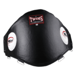 Bovenaanzicht van de zwarte Twins belly pad met twee witte cirkelvormige logo's en stevige verstelbare banden.