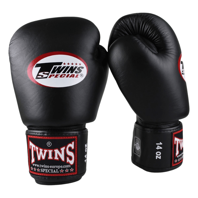 Paar zwarte Twins BGVL 3 bokshandschoenen gezien vanuit een lichte hoek, met focus op het Twins Special logo en de maataanduiding '14 oz'.