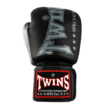 Zijkant van een zwarte Twins bokshandschoen BGVL 8 met zilverkleurige details en een wit Twins Special-logo op de pols