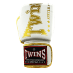 Witte Twins bokshandschoen BGVL 8 met een groot gouden TWINS logo over de rug van de hand en een rode en zwarte polsband.