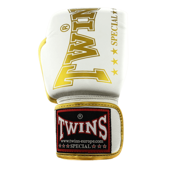 Witte Twins bokshandschoen BGVL 8 met een groot gouden TWINS logo over de rug van de hand en een rode en zwarte polsband.