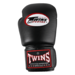 Zwarte Twins bokshandschoen met wit en rood logo op de bovenkant van de padding.