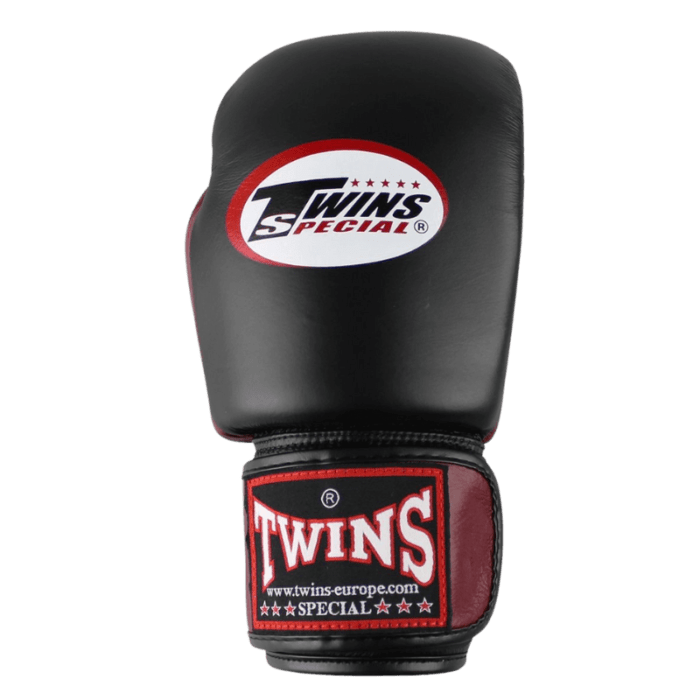 Zwarte Twins bokshandschoen BGVL 3 met bordeauxrode klittenbandsluiting en wit met rode logo-opdruk.