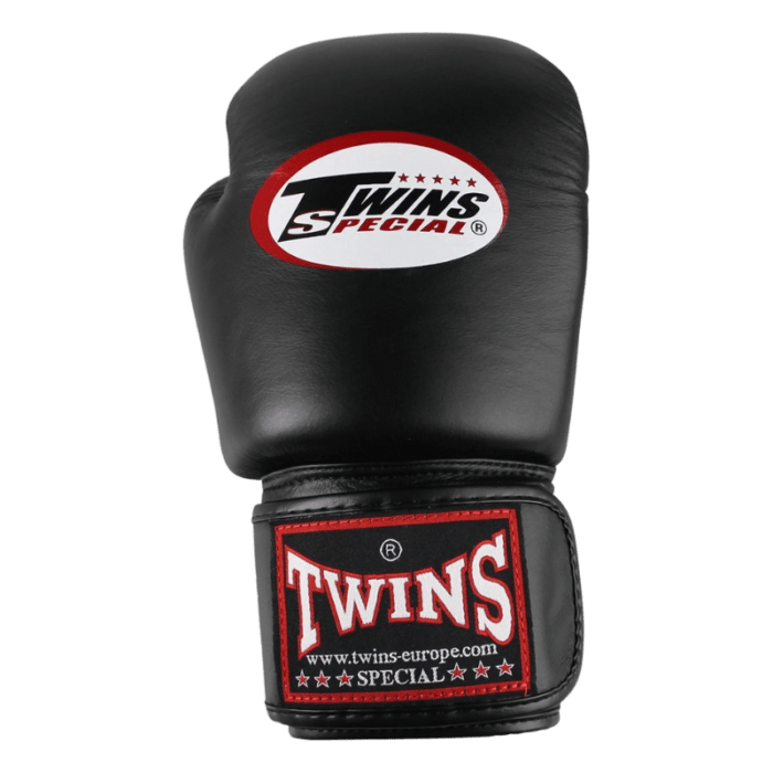 Zwarte Twins bokshandschoen met wit en rood logo op de bovenkant van de padding.