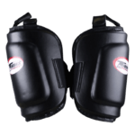Twee zwarte Twins thigh pads met het logo, zichtbaar klittenband voor bevestiging en gewatteerde binnenkant.