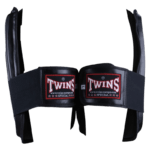 Achterzijde van de zwarte Twins thigh pads, met klittenbandsluitingen en logo's op de elastische banden.