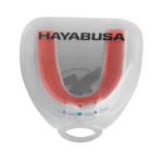 Transparant bewaardoosje voor het Hayabusa Combat bitje met een witte basis en een transparant deksel, het Hayabusa-logo op het deksel.