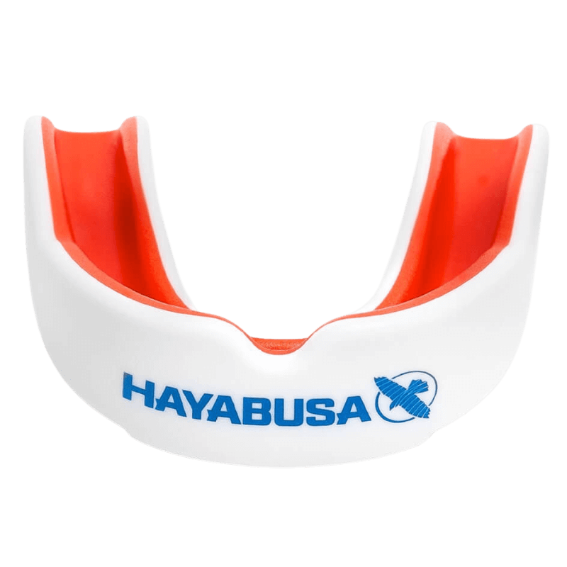 Vooraanzicht van een wit Hayabusa Combat bitje met rood interieur en het Hayabusa-logo in blauw aan de voorzijde.