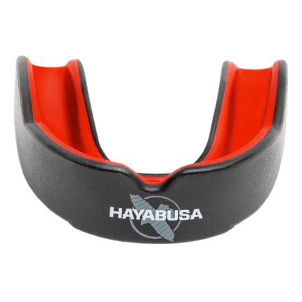 Een bovenaanzicht van een zwart Hayabusa bitje met rode binnenkant en wit Hayabusa-logo aan de voorkant.