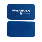 Eén Hayabusa Boxing Knuckle Guard in blauw met duidelijk zichtbaar Hayabusa-logo en adelaarsembleem, liggend op een effen achtergrond.