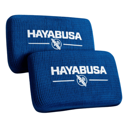 Twee Hayabusa Boxing Knuckle Guards in blauw met het Hayabusa-logo en adelaarsembleem, naast elkaar geplaatst tegen een effen achtergrond.