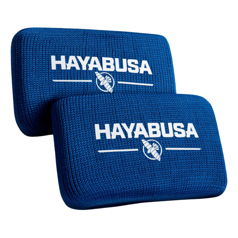 Twee Hayabusa Boxing Knuckle Guards in blauw met het Hayabusa-logo en adelaarsembleem, naast elkaar geplaatst tegen een effen achtergrond.