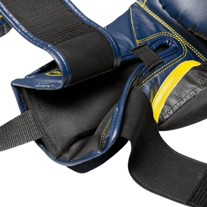 De Glove Deodorizers die open gevouwen zijn, tonen de binnenkant en de kwaliteit van de stof, en hoe ze gemakkelijk in bokshandschoenen passen.