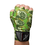 Een close-up van een hand met de Hayabusa Marvel Hero Elite bandage in Hulk-thema, waarbij het groene camouflageontwerp en het Hayabusa-logo op de polsband te zien zijn.