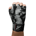 Een gehandschoende hand met de Hayabusa Marvel Hero Elite-zwachtel in The Punisher-stijl, zichtbaar om de pols en onderkant van de hand met hetzelfde camouflagepatroon.