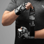 Close-up van een man die de Hayabusa Marvel Hero Elite-zwachtel met The Punisher-thema om zijn pols en hand wikkelt, met een camouflageontwerp in zwart-wit.