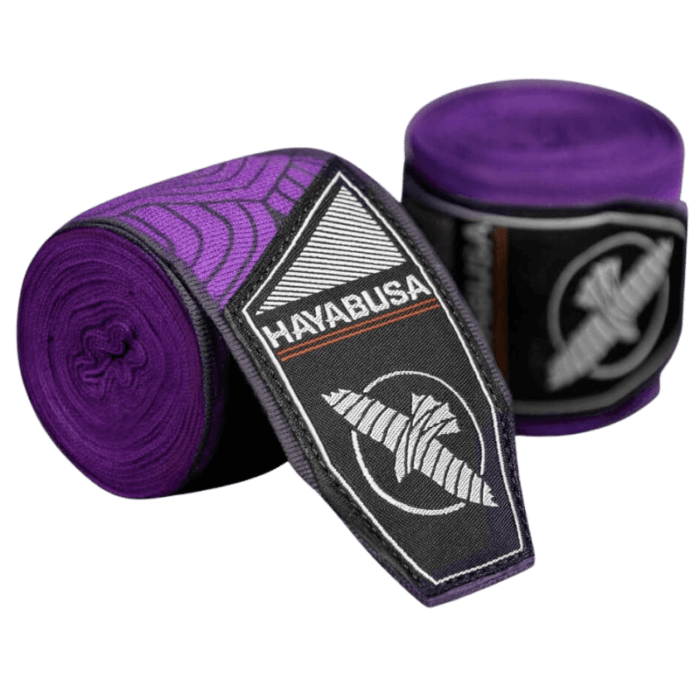 Hayabusa Perfect Stretch Bandage in de kleur Purple Lotus, netjes opgerold en gepresenteerd naast de verpakking, met het opvallende Hayabusa valk-logo in wit en zilver op een zwarte achtergrond.