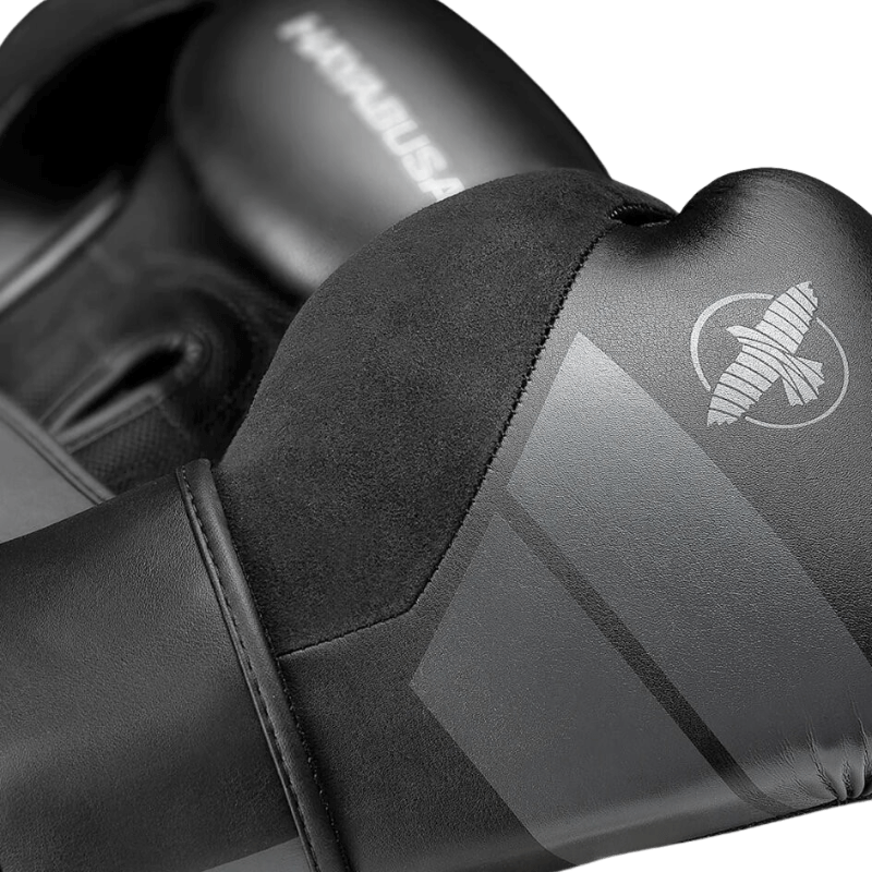 Close-up van de bovenkant van een zwarte Hayabusa S4 bokshandschoen met grijze geometrische ontwerplijnen en het valklogo in wit.