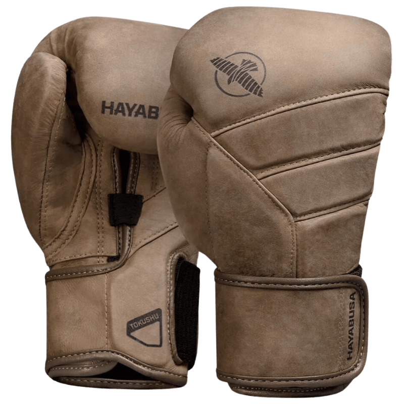 Hayabusa T3 LX Vintage Bokshandschoenen in een luxe bruine kleur, met de Hayabusa-valk en merknaam op de bovenkant van de handschoenen.