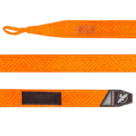 Een volledig uitgestrekte Hayabusa Perfect Stretch Bandage in oranje, met het doolhofpatroon over de lengte en 'THIS SIDE UP' instructie aan het ene uiteinde en een zwart klittenbandstuk aan het andere, naast het logo.
