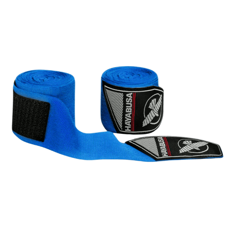 Een gedeeltelijk uitgerolde Hayabusa Perfect Stretch Bandage in blauw, waarbij het bandage-logo op de sluiting te zien is tegen een zwarte achtergrond.