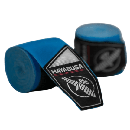 Hayabusa Perfect Stretch Bandage in blauw, opgerold en weergegeven naast de zwarte verpakking met het Hayabusa valk-logo in wit en zilver.