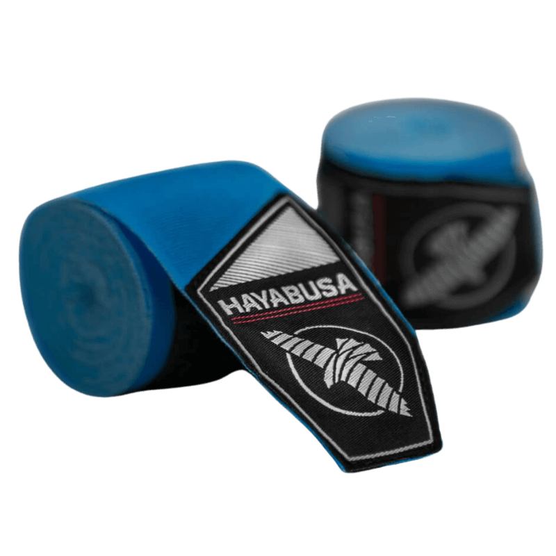 Hayabusa Perfect Stretch Bandage in blauw, opgerold en weergegeven naast de zwarte verpakking met het Hayabusa valk-logo in wit en zilver.