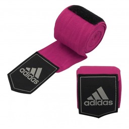 Roze boksbandages van Adidas gerold met een zichtbaar Adidas-logo op het klittenband.
