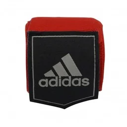 Rode adidas handwrap opgerold met zwart logo op de klittenbandsluiting.