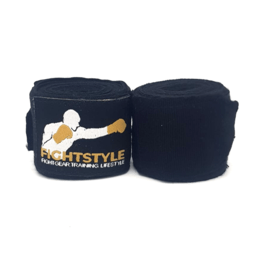 Opgerolde zwarte Fightstyle handwraps met witte print voor vechtsport.