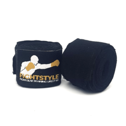 Zwarte Fightstyle handwraps opgerold met een logo op de klittenband.