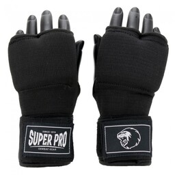 Een paar zwarte handschoenen met het Super Pro Combat Gear-logo en roze details, voor training in vechtsporten.