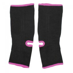 Een paar zwarte enkelbeschermers met roze randen, ontworpen om ondersteuning en bescherming te bieden tijdens het sporten.