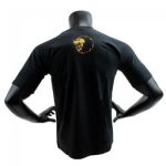 Zwarte T-shirt met gouden Super Pro logo op de rug.