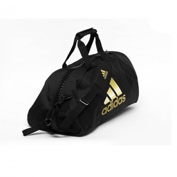 Dezelfde zwarte Adidas sporttas vanuit een andere hoek, met hetzelfde grote gouden Adidas-logo.