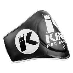 Een zwarte, gebogen slagkussen met het witte KING Pro Boxing logo en een witte kroon.