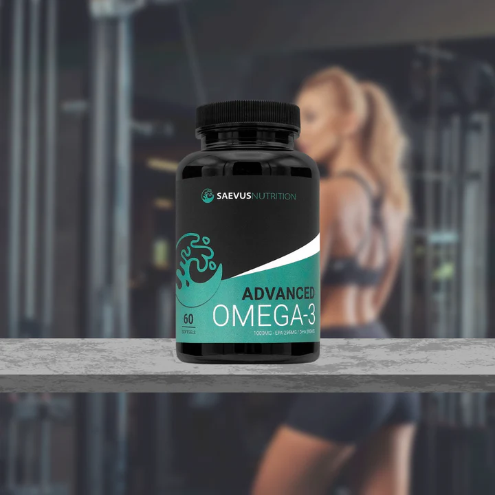 De fles 'Advanced Omega-3' van Saevis Nutrition geplaatst op een sportschoolbalie met op de achtergrond een onscherpe vrouw die traint.