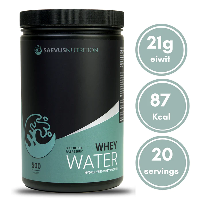 Een pot 'Whey Water' eiwitpoeder van Saevis Nutrition met de smaak 'Tropical Fruits', met details van 21g eiwit, 87 Kcal en 20 porties.