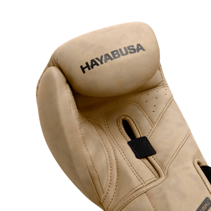 Detailweergave van de Hayabusa T3 LX Tan Bokshandschoenen met de tags die premium volnerf leer aangeven.