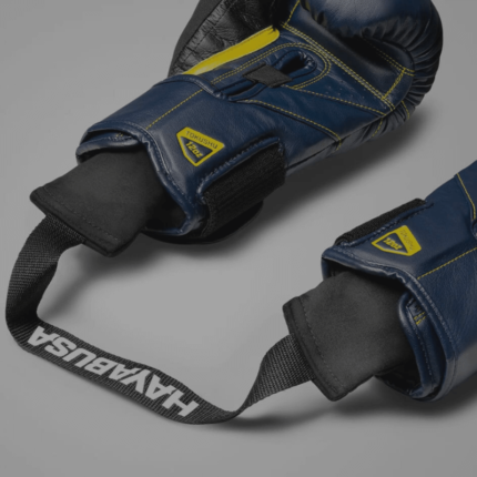 Close-up van een paar blauw-gele bokshandschoenen, met nadruk op de bandjes en het merk.