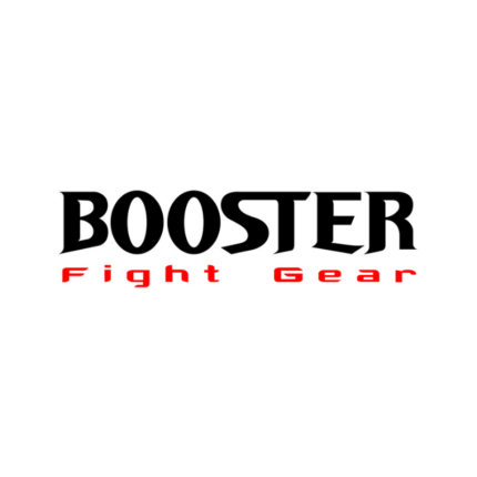 "Booster Fight Gear" logo: De merknaam 'BOOSTER' in vetgedrukte, blokletters boven kleinere tekst 'fight gear,' beide in zwart met rode accenten, brengt een beeld over van het verbeteren van prestaties of het 'boosten' van de mogelijkheden van atleten in vechtsporten.