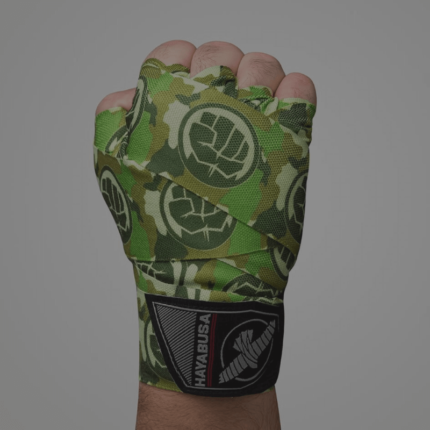 Een hand met een camouflagekleurige bandage in groene en beige tinten, met een duidelijk zichtbaar merklogo.