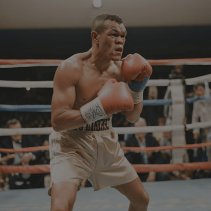 Een bokser in een gevechtshouding met focus en vastberadenheid in de ring, gekleed in sportkleding met persoonlijke merknaam.