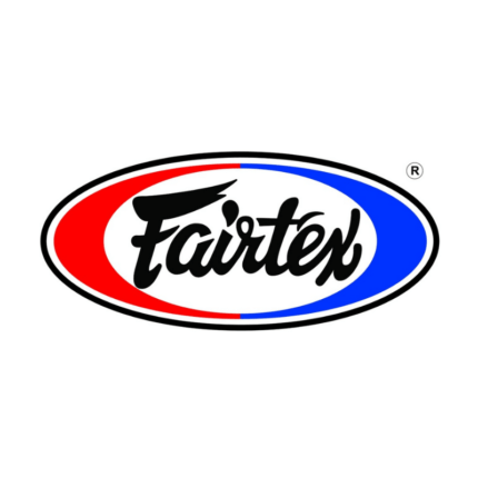 "Fairtex" logo: Een opvallende ovaal met daarin de merknaam 'Fairtex' geschreven in een vloeiend, scriptachtig lettertype, omlijst door de kleuren rood en blauw, wat wijst op een patriottische en traditionele benadering, mogelijk geassocieerd met uitrusting voor vechtsporten.