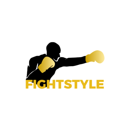 "Fightstyle" logo: Een actievolle silhouet van een bokser die een stoot uitdeelt met een gele bokshandschoen, tegen een zwarte en gele achtergrond met het woord 'FIGHTSTYLE' prominent weergegeven, wat een dynamisch en strijdlustig sportmerk illustreert.